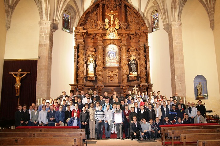 Foto de familia de buena parte de los seminaristas, en el templo parroquial