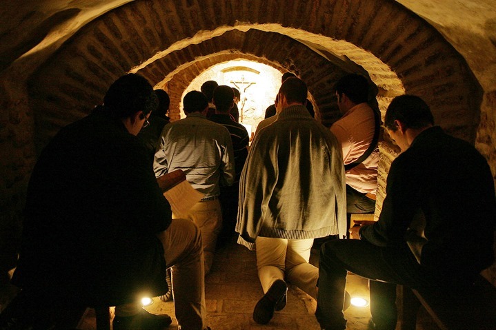 Momento de meditación y oración en la 'cueva de las penitencias'