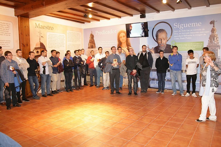 Visitando la exposición monográfica sobre Juan de Ávila, en la 'Casa de la Marquesa'