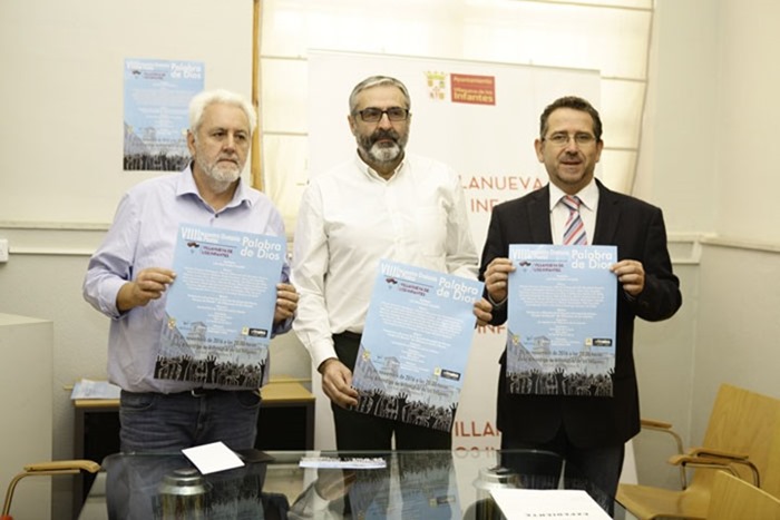 0 El alcalde de Villanueva de los Infantes, junto al coordinador y organizador de los encuentros mostrandos los carteles