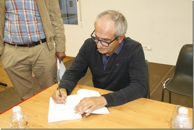 Eduardo Toledano firmando ejemplares de su libro