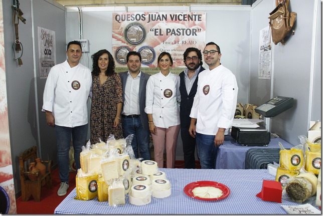 Autoridades en su visita al stand de Quesos Juan Vicente El Pastor