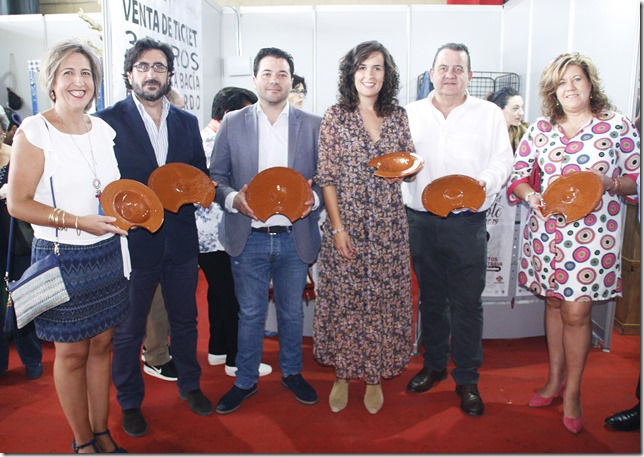 Mostrando las bacias donde se servirá la comida popular en los Sabores del Quijote de Calzada de Calatrava