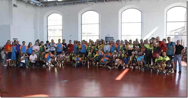Foto de familia de participantes a la Marcha 25 aniversario del Club Ciclista Caminos y Cañadas